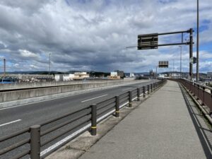 【悲報】ワイ、125cc以下は乗ったらダメな無料バイパスに乗って通勤してる事が会社にバレる