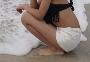 この生足がセクシーすぎる女子と無人島で二人っきりになったことwwwww