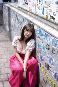 【画像】グラビアアイドルさん、とんでもない格好で渋谷を歩くw