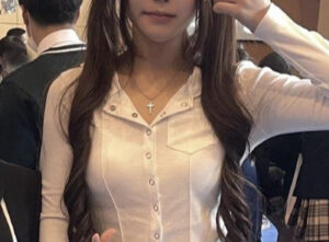 【画像】JKさん「待って、お姉ちゃんがエッチな服着て文化祭に来た笑」