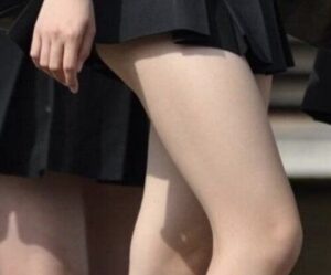 50代男さん、斬新な手口で女子高生の身体に触れてしまうwwwwww