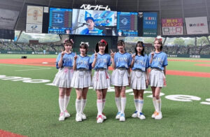 【画像】ミニスカ15歳アイドル、始球式でイキ顔を見せてしまう