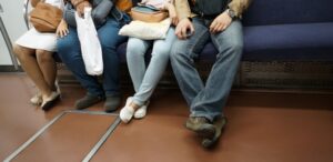 【悲報】盆帰省より帰還中ワイ、終電にてクソを漏らす