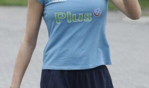 【速報】乳がデカすぎて服の上からでもくっきりな女子wwwwww