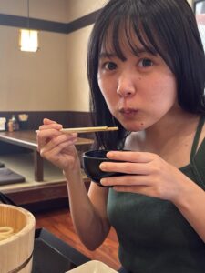 【画像】すすり終わったら脇を見せつけてくる女ｗｗｗｗｗｗｗ