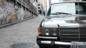 接待に行くと出かけた嫁、車の中で性行為