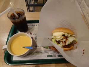 【画像】日本の物価さん、限界を超えてしまうｗｗｗハンバーガーで1380円ｗｗｗ