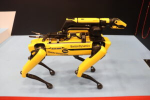 【動画】犬のロボット、進化して半分本物になる