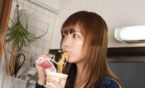 女さん、淫らな服装でカップ麺を食べてしまうwwwwww