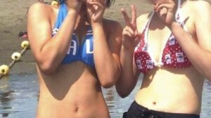 海岸の素人女子、女性器がくっきりwwwwwwwwwww