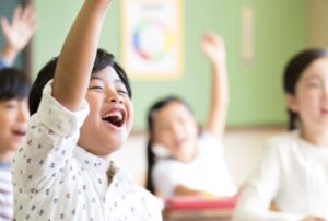 今の小学校の『給食』に流れるJ-POPがガチで終わってたwww