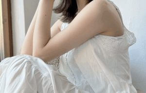 【画像】浜辺美波ちゃん、お乳を喪失していた