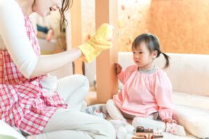 【画像】保育士女さん(24)、エプロンの下にドスケベボディを隠していた