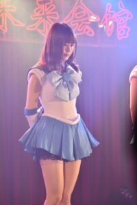 【悲報】地下アイドルさん、えっちな衣装を着せられて露骨に嫌な顔をしてしまうｗ