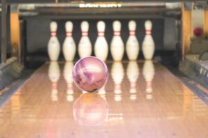 【画像】JKが大岩を投げて野武士をブチ殺す今期のボウリングアニメ、意味不明ｗｗｗｗｗｗ