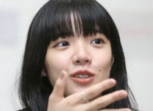 【画像】あいみょん(29)、前屈みでGカップがポロリ