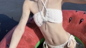 【画像】ウクライナ女子、えっちな格好でフェスにwwwwww