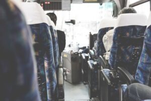 【実話】中学の頃、ワイをいじめてた1軍女子が修学旅行中のバスの中で排便した話