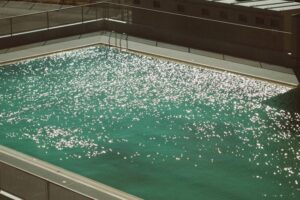 市民プールのシャワー室、素人娘のエロすぎる姿が激写される