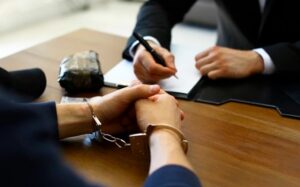 【悲報】未成年淫行がバレたワイ、書類送検されて会社も首にされる