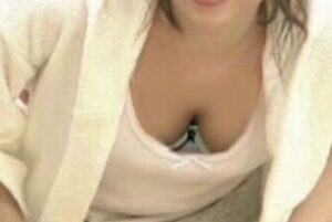 乃木坂46、胸チラに気づいて慌てて乳を隠すwwwwww