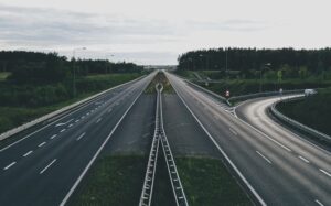 【動画】高速道路を疾走する謎の車、SNSで拡散され警察が捜査開始
