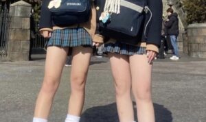 【画像】最近の女子高生、生足太ももが健康的すぎるwwww