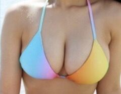 【画像】巨乳と貧乳が同じビキニを着た結果wwwwwwwwwww
