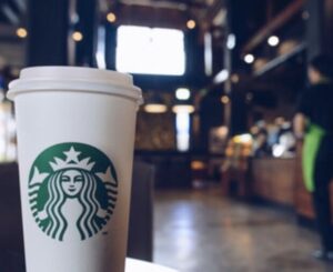 【悲報】嫁「スタバでラテ買う」ワイ「コスパ悪いよ」嫁『ギャオオオオン』