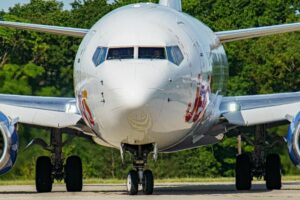 【動画】旅客機の写真を後ろから撮っていた人たち、ジェット噴射でえらいことになる