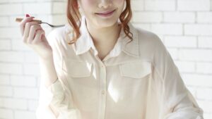 【画像】Z世代女子「ギャー！これ美味しすぎーーーッ！」ｽﾞﾙｽﾞﾙｽﾞﾙｯ