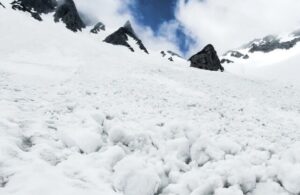 【画像】『雪崩』を舐めプした男の末路wwwwwwwww