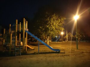 【画像】女子中学生「親と喧嘩して家出しました、公園で寝泊まりする予定です」おじさん達「…！！！！！！」