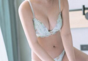 【画像】最近の日本女性、こういう『えっち』な服を着てる人が多すぎwww