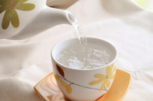 【悲報】朝から白湯を飲んでる奴、性格が悪くなるらしい