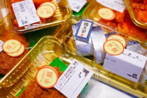 【悲報】ワイ、半額シール貼られるのを待ってたら後ろのババアに全部取られる