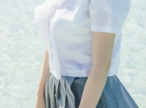 【悲報】田舎の女子高生、突然シャツを捲り上げておっぱいを晒してしまう・・・