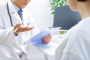 医者「テニス肘ですね」ワイ「いや、テニス経験ないんですけど．．．」