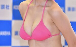 【悲報】メスガキ、豪雪で美肌をポロリ….【画像あり】