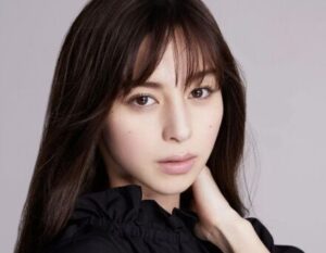 【画像】中城あやみさん、ズボンの素材が薄すぎてマン筋がwwwwwww