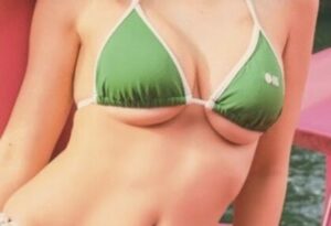 【悲報】Eカップさん、スタッフのミスで水着のサイズが合わなかった結果www