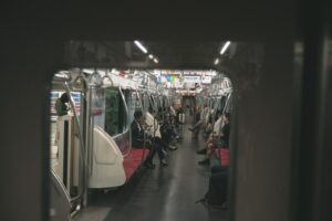 【動画】日本の電車の連結部、妖怪が住み着いていた