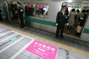 【画像】まんさん、女性専用車両で粘着おぢと戦う