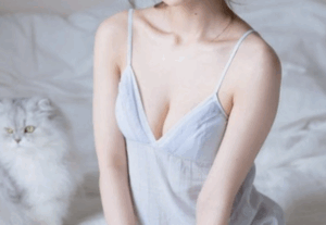 【悲報】裸でサッカーを楽しむ巨乳女子さんwwwwwwww