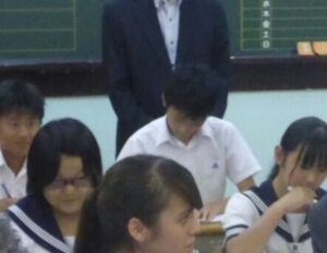 【悲報】パパ、女子高生からゴミを見るような目で見られてしまう