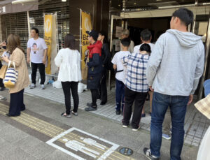 【悲報】元ジャンポケ斉藤さんのバウムクーヘン専門店、他店の商品に自身のシールを貼っていただけだった