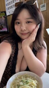 【画像】爆乳美女、谷間を見せつけながら謎の麺を食べる