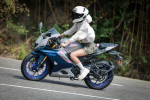 【画像】女ライダーさん、信号待ちで凄いことになる