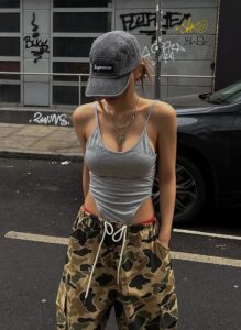 【画像】こういうレオタードみたいな服着てる女の子って街で見たことある？