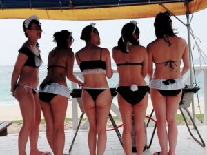 【画像】BBQ女さん、水着の紐がほどけそう